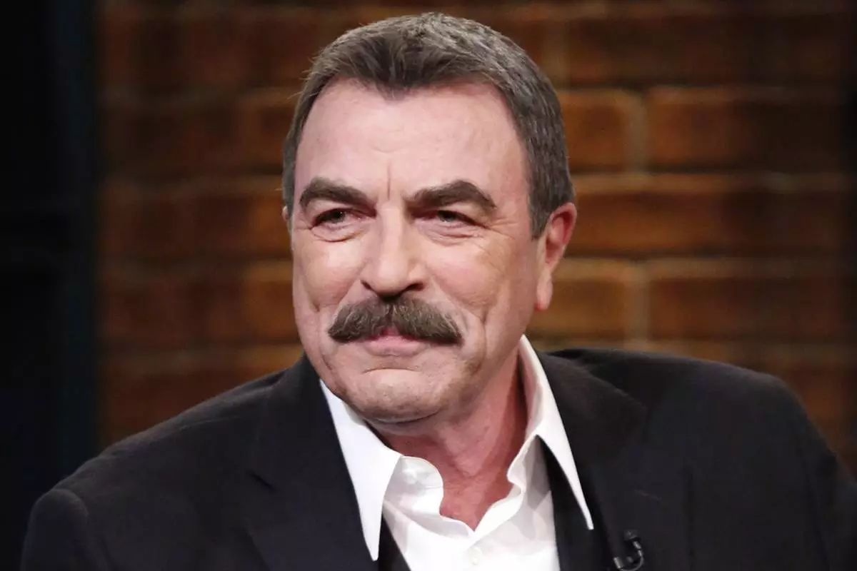 Tom Selleck Welcomes Alum Larry Manetti For The Reunion Of ‘Blue Bloods ...